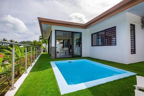 The swimming pool at or close to Sunset Villa Bora