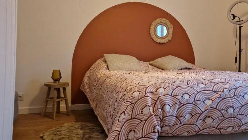 1 dormitorio con 1 cama grande y espejo en la pared en La Floquettoise maison cocooning proche gare et centre-ville, en Amiens