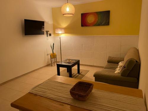 uma sala de estar com um sofá e uma mesa em Pueblo Nuevo 2 em Junín