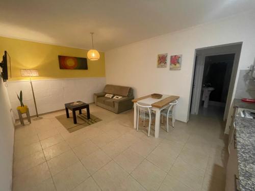 sala de estar con sofá y mesa en Pueblo Nuevo 2 en Junín