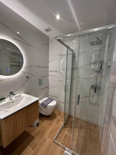 een badkamer met een douche, een wastafel en een toilet bij Moschato Stylish Home 1 vipgreece in Piraeus