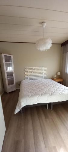 1 dormitorio con 1 cama grande y edredón blanco en Magic lapland villa, en Rovaniemi