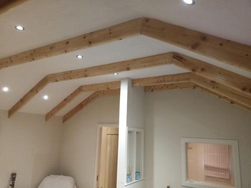 a room with wooden beams on the ceiling at Lovely cottage in Lower Bracky