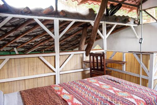 - une chambre avec un lit et un plafond en bois dans l'établissement Casa Sarah, à Nosara