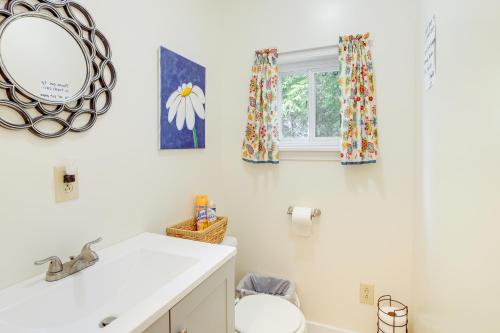 ein Bad mit einem Waschbecken, einem WC und einem Fenster in der Unterkunft Tennessee Farm Vacation Rental with Game Room! 
