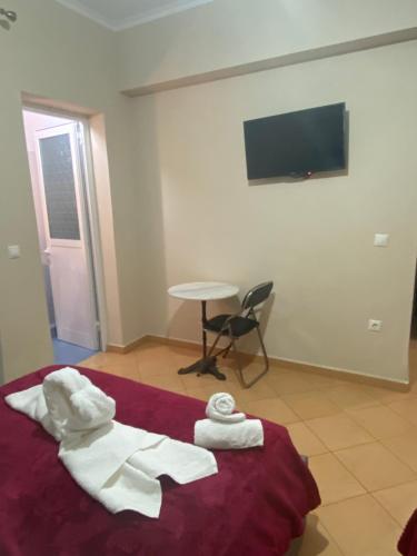 a room with towels on a bed with a table at Studio Apartments Rizarjo in Ksamil