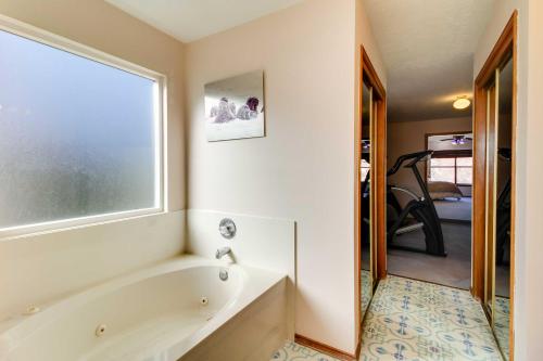 baño con bañera y ventana en Albuquerque Home with Spacious Yard and Fire Pit!, en Albuquerque
