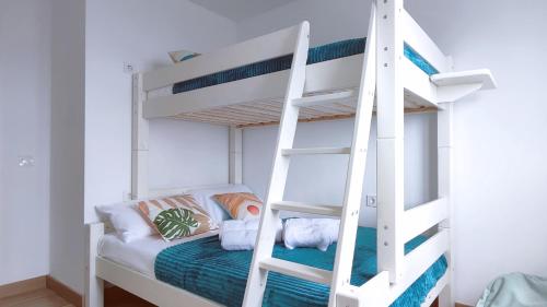- un lit superposé blanc avec une échelle dans l'établissement Ático de Albaida dúplex frente al mar, à El Morche