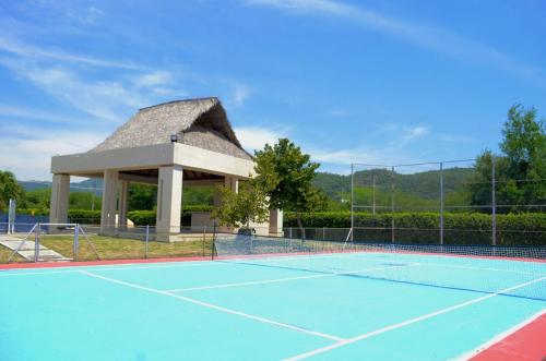 um campo de ténis com um gazebo em CASA EN CONDOMINIO, GIRARDOT em Girardot