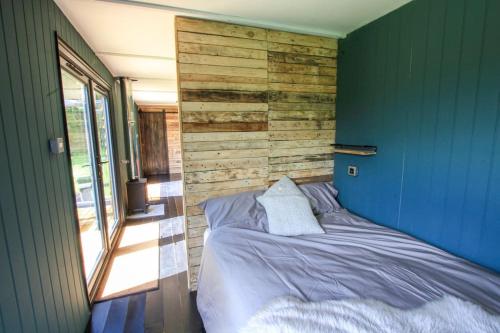 Postel nebo postele na pokoji v ubytování The Hambleton Hut