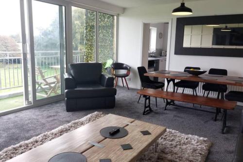 - un salon avec une table et des chaises ainsi qu'une salle à manger dans l'établissement 3 Bedroom Apartment with Golf Course View, à Newcastle upon Tyne