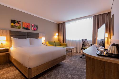 Cette chambre comprend un lit et un bureau. dans l'établissement Hilton Garden Inn Wiener Neustadt, à Wiener Neustadt