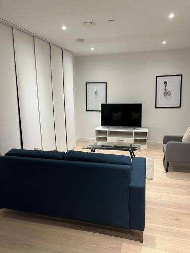 Televizorius ir (arba) pramogų centras apgyvendinimo įstaigoje Canary Wharf Luxury 2 Bed Apartment