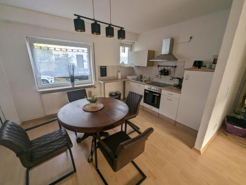 eine Küche mit einem Tisch und Stühlen im Zimmer in der Unterkunft Ferienwohnung Mila, Scheidt in Saarbrücken