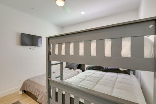 Katil atau katil-katil dalam bilik di Pet-Friendly Paramount Home, 16 Mi to Los Angeles!