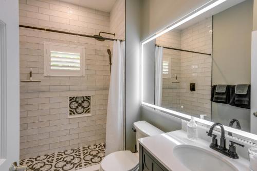 y baño con lavabo, aseo y espejo. en Breezy Key West First-Floor Condo with Pool Access, en Key West