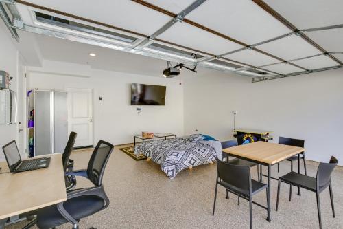 Televisyen dan/atau pusat hiburan di Pet-Friendly Paramount Home, 16 Mi to Los Angeles!