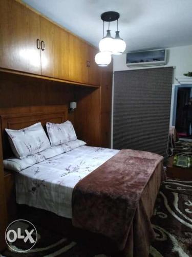 een slaapkamer met een groot bed in een kamer bij شقه للإيجار المفروش سوبر لوكس (vip) أمام البحر مباشرة in Alexandrië