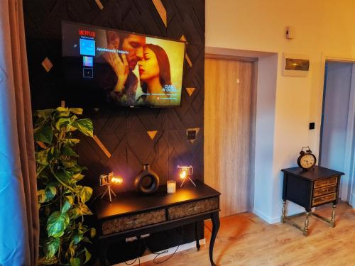 ein Wohnzimmer mit einem TV an der Wand in der Unterkunft Apartamenty Toskania in Posen