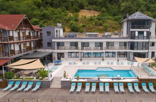 una vista aérea de un hotel con piscina en Vila Casa9, en Eşelniţa