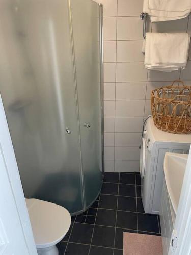 uma casa de banho com um chuveiro, um WC e um lavatório. em Historisk Charm i Hjärtat av Gamla Stan Kalmar em Kalmar