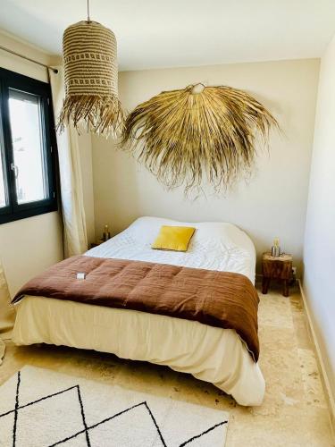 - une chambre avec un lit et deux paniers suspendus dans l'établissement Van Gogh en Provence, à Saint-Martin-de-Crau