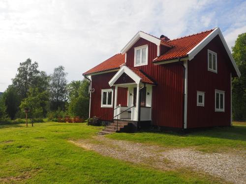 a red house with a red roof at Vakantiehuis Hällefors, Zweden in Hällefors