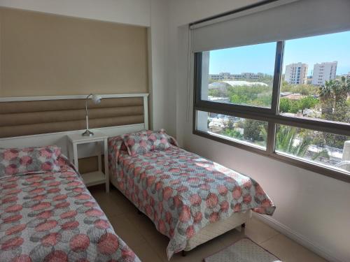 un dormitorio con una cama y una ventana en Centro Suit, en San Juan