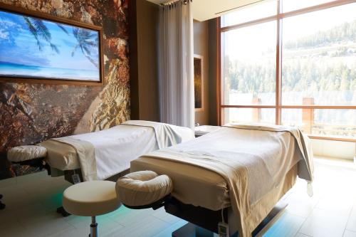 黑鷹的住宿－Monarch Casino Resort Spa，一间医院间,设有两张床和窗户