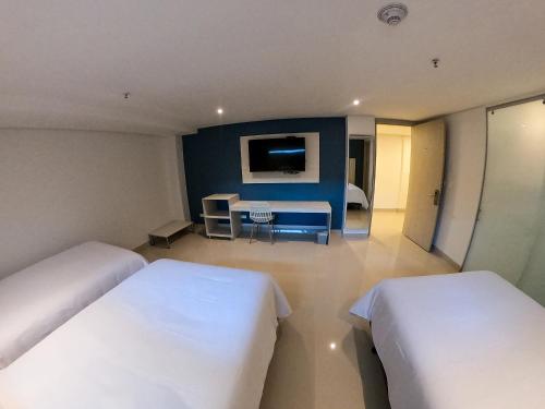 Ένα ή περισσότερα κρεβάτια σε δωμάτιο στο HOTEL MANZUR