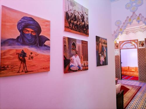 メクネスにあるRiad Sibariの壁画の部屋