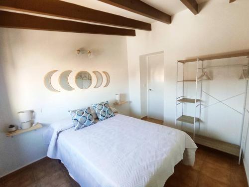 - une chambre avec un lit blanc et 2 plaques murales dans l'établissement Casa Luz, à Altea
