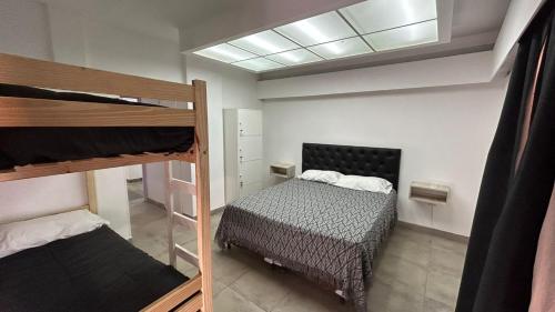 um dormitório com 2 beliches e uma janela em NORTE HOSTEL em San Fernando del Valle de Catamarca