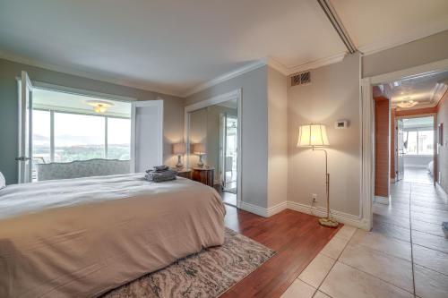Katil atau katil-katil dalam bilik di Downtown Reno Penthouse with Panoramic Views