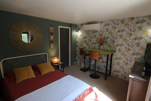 una camera con letto e specchio di joli studio indépendant avec kitchenette a Sauveterre