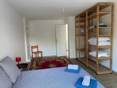 Habitación pequeña con cama y estante para libros en Charming two bedroom villa with pool and garden, en La Gaude