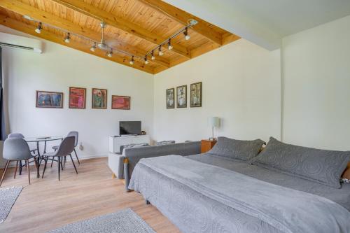 - une chambre avec un lit et une table avec des chaises dans l'établissement Cozy Artists Cottage 3 Mi to Lookout Mtn!, à Chattanooga