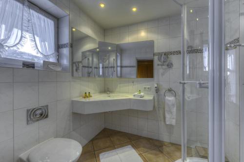 Kylpyhuone majoituspaikassa DIANA Naturpark Hotel - mit Oberstaufen Plus Golf