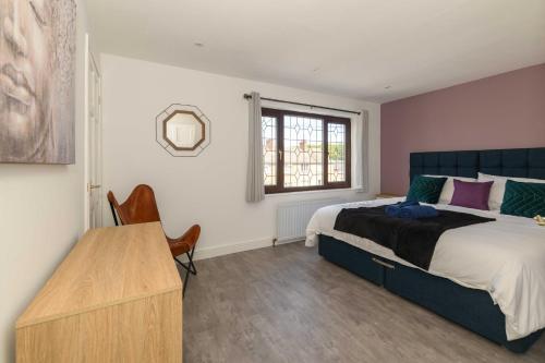 Säng eller sängar i ett rum på Spacious 3 Bed House in Near A1, A19, Contractors, Free Parking