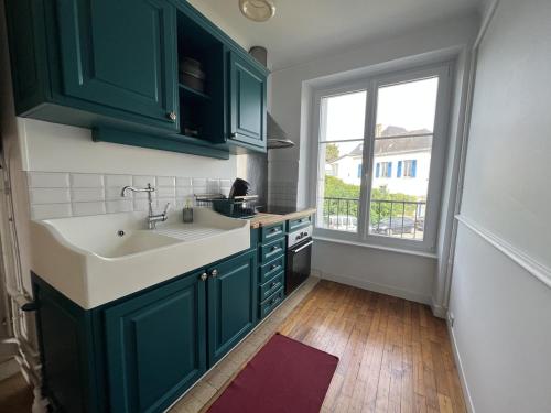 a green kitchen with a sink and a window at -Pause Retro- T2 Centre Gare Wifi Lave Linge in Quimper