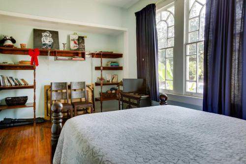een slaapkamer met een bed en een groot raam bij Great New Orleans Condo - 4 Miles from Downtown! in New Orleans