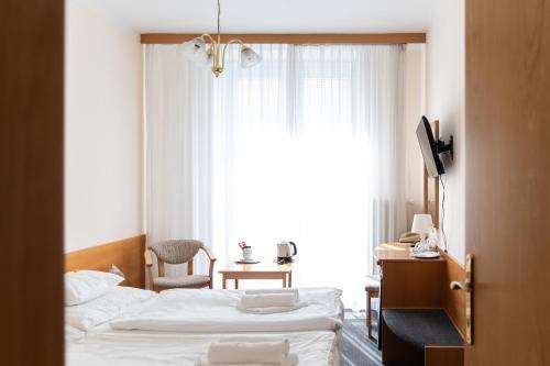 ズヴォレンにあるHotel Polanaのベッド2台と窓が備わるホテルルームです。