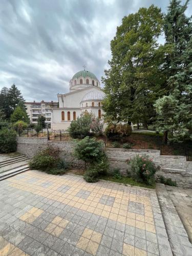 Room Iva tesisinin dışında bir bahçe