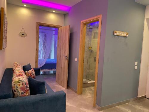 uma sala de estar com um sofá e uma cabina de duche ao nível do chão em Dream Luxury Home em Xylokastron