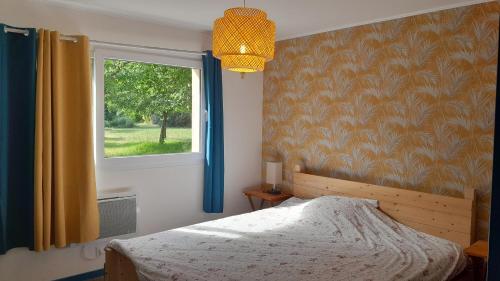 une chambre avec un lit et une fenêtre dans l'établissement Grande maison, calme, proche de la mer, à Camoël