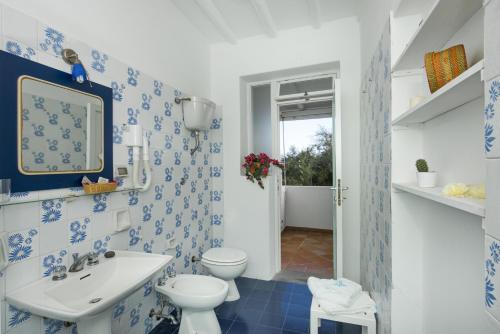 Ένα μπάνιο στο Villa Mareblu Luxury Holiday Apartment direttamente sul mare