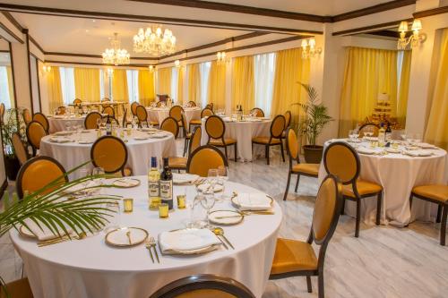 una sala banchetti con tavoli e sedie bianchi di Sago Palm Hotel a Ocho Rios