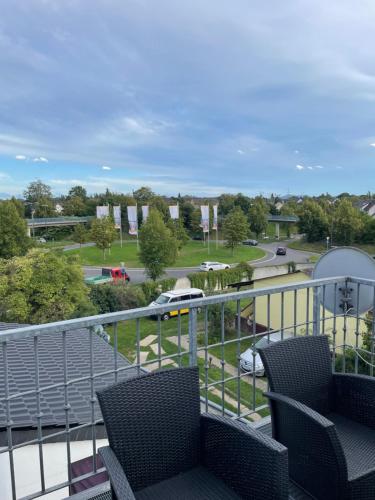 uma varanda com cadeiras e vista para um parque de estacionamento em Villa Mannstaedt - Troisdorf - Komplette Unterkunft em Troisdorf