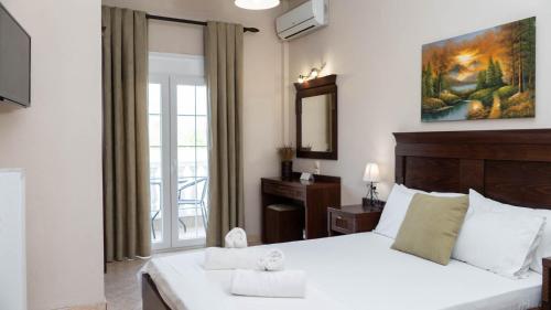 Кровать или кровати в номере Spilaio at Meteora