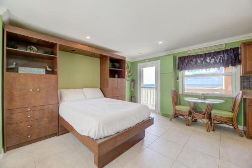 Katil atau katil-katil dalam bilik di BEACHFRONT Studio Condo